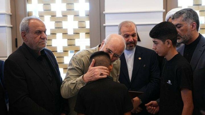 تجلیل قالیباف از جانبازان و خانواده شهدای حمله اخیر سعودی_آمریکایی به پایگاه حشدالشعبی
