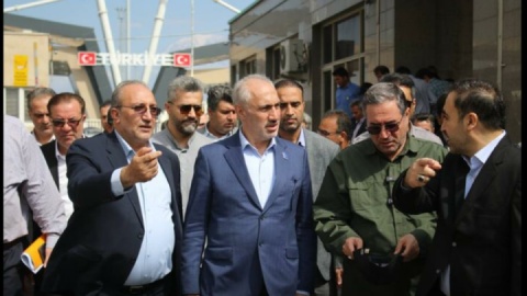 فیلم / معاون رئیس‌جمهور پای صحبت رانندگان، مرزنشینان و مسافران بازرگان