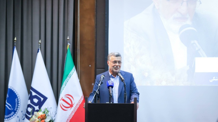 جامعه پزشکی پای کار مردم ایستاده است