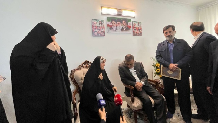 دیدار قائم‌پناه و استاندار قم با خانواده 11 شهید جنگ تحمیلی