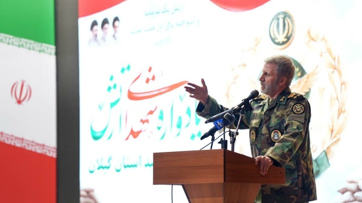 فرمانده کل ارتش: مقتدرانه در برابر دشمنان ایستاده‌ایم