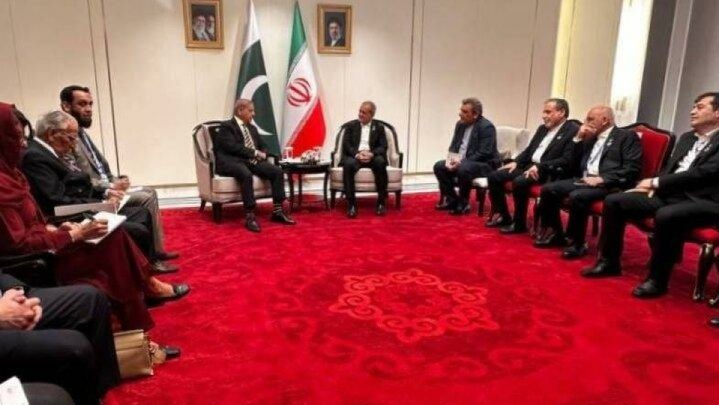 دیدار پزشکیان و شهبار شریف در حاشیه اجلاس سازمان همکاری شانگ