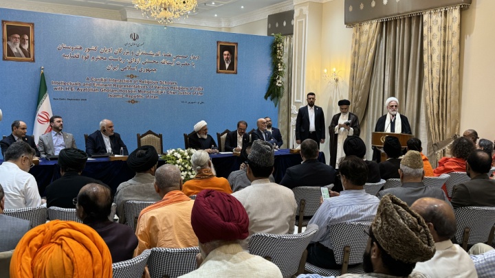 باید با همفکری و همکاری در برابر متجاوزان ایستادگی کنیم