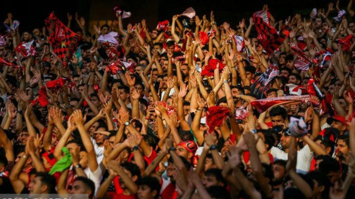 شعارهای تند هواداران پرسپولیس علیه خداداد عزیزی