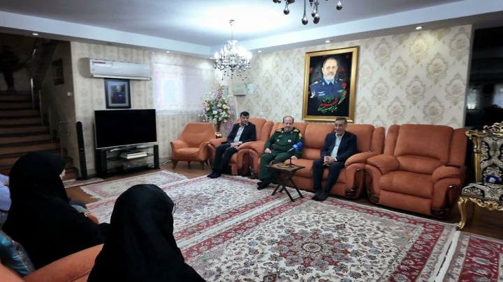 دیدار قائم‌پناه و سردار ابن‌الرضا با خانواده وزیر دفاع شهید