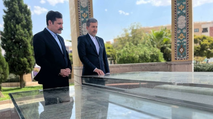 ادای احترام حسین‌زاده به مقام شامخ شهدای استان اصفهان