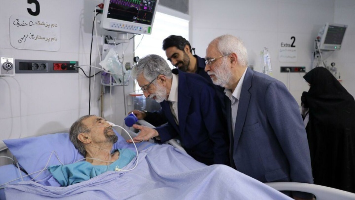 عیادت نمایندگان رهبر معظم انقلاب از سیدعلی موسوی گرمارودی