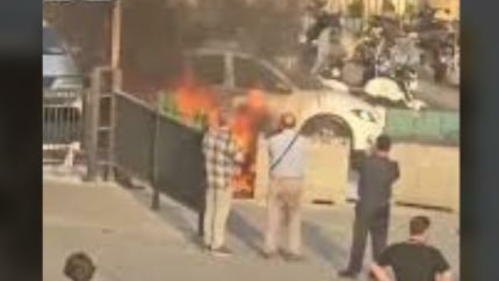 مردی کنار موتور سوخته، مردمی کنار یک امید