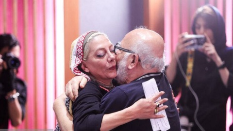 لحظه احساسی بوسه زهرا داودنژاد بر دستان پدر در غیاب «رضا»