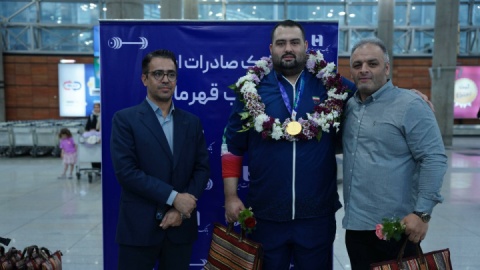 استقبال بانک صادرات ایران از قهرمانان وزنه‌برداری