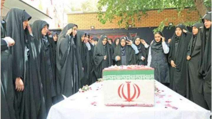 بچه‌ها پای درس معلمی که او را نمی‌شناختند