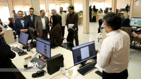 عکس/بازدید معاون رئیس جمهور از روزنامه ایران