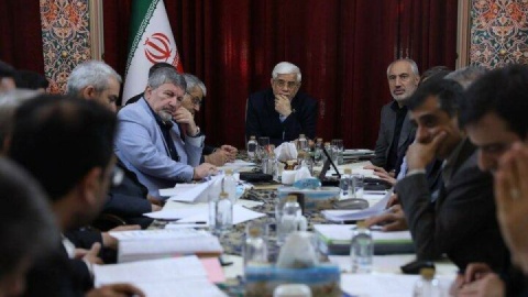 عارف: با وجود جنگ اقتصادی، دست‌بسته نیستیم